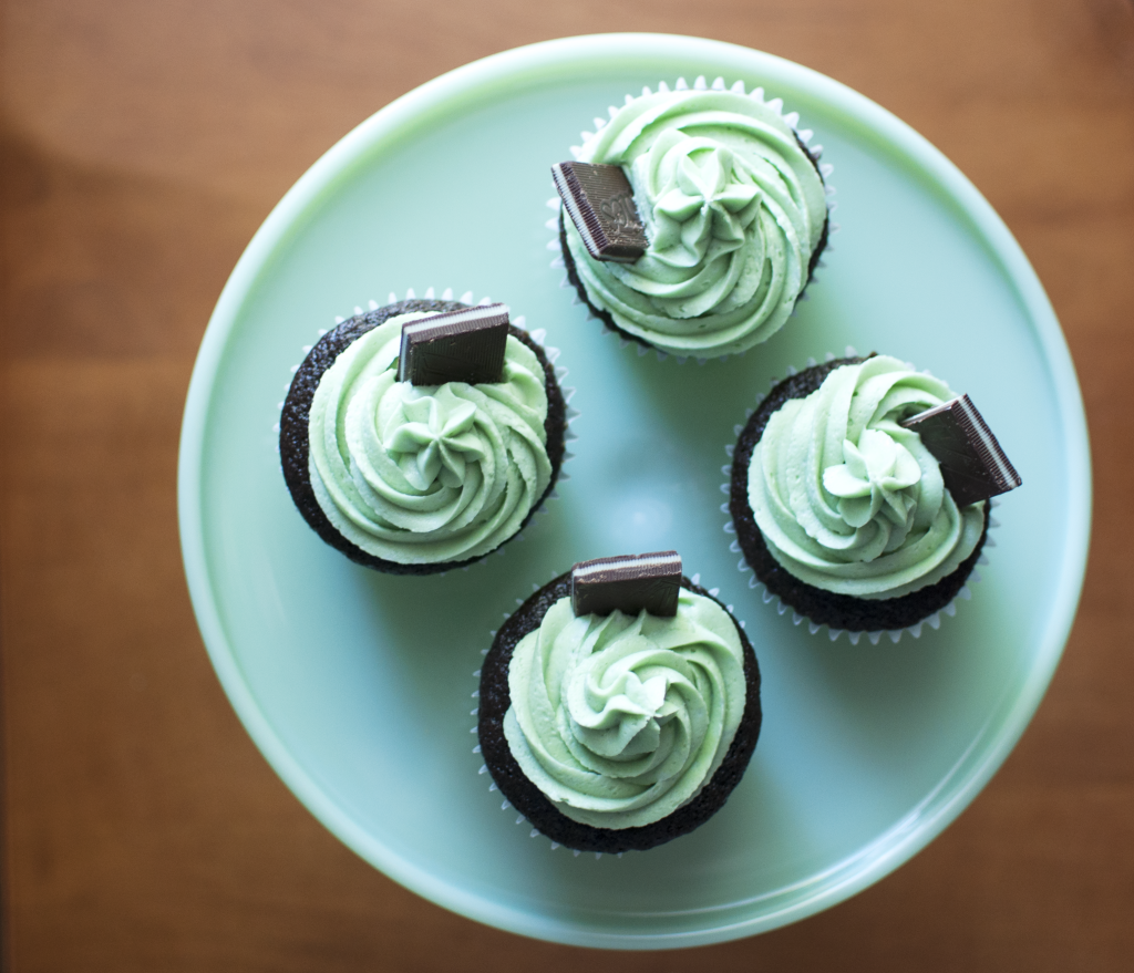 Mint Chocolate Cupcakes with Mint Buttercream Frosting. – Darcie Bakes